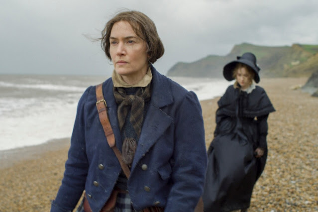 Ammonite – Le recensione del dramma in costume con Kate Winslet e Saoirse Ronan