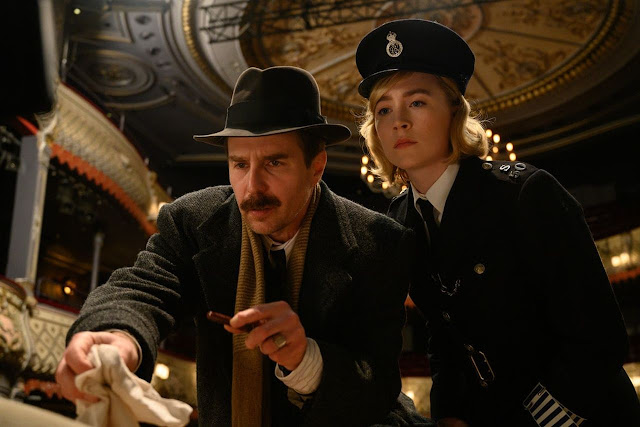 Omicidio nel West End: La recensione della commedia con Sam Rockwell e Saoirse Ronan
