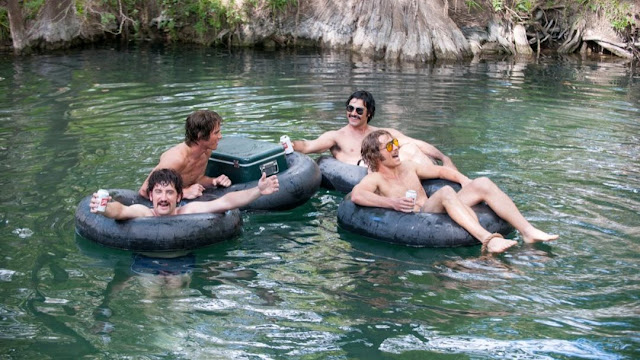 TUTTI VOGLIONO QUALCOSA! – La Recensione