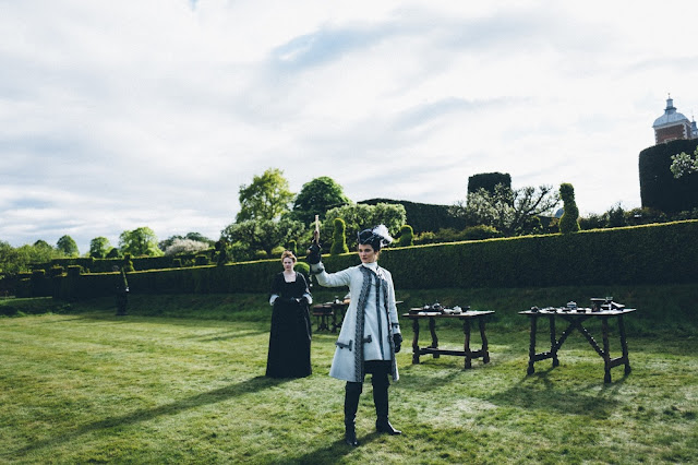 ‘La favorita’: Olivia Colman e Rachel Weisz nelle nuove immagini ufficiali