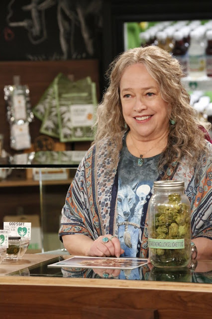 ‘Disjointed’: Kathy Bates nelle prime immagini dalla nuova serie Netflix