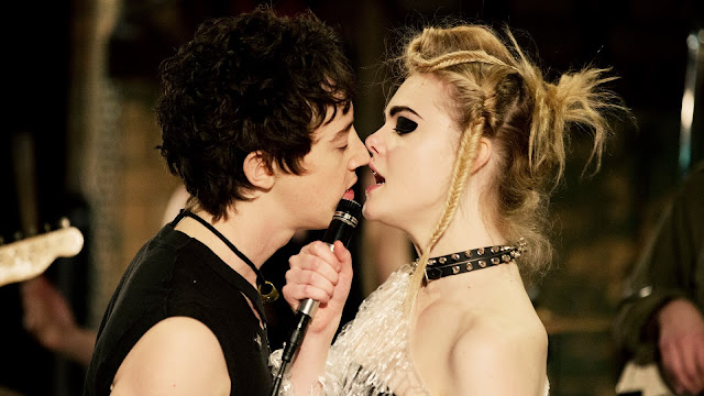 Prime immagini e poster per ‘How to Talk to Girls at Parties’ con Elle Fanning e Nicole Kidman