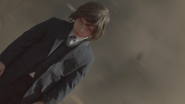 Adam Scott è il patrigno dell’Anticristo nel divertente trailer del film Netflix ‘Little Evil’