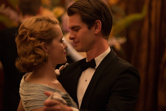 Andrew Garfield e Claire Foy commuovono nel secondo trailer ufficiale di ‘Breathe’