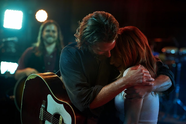 Bradley Cooper e Lady Gaga cantano “The Shallow” nel videoclip della canzone principale di ‘A Star Is Born’