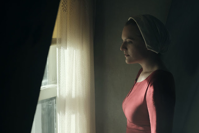 Elisabeth Moss in fuga da un futuro distopico nel trailer della seconda stagione di ‘The Handmaid’s Tale’