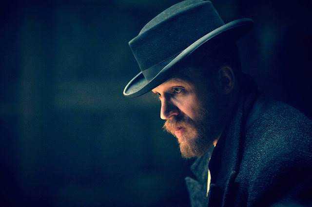 ‘Fonzo’: Tom Hardy è Al Capone nella prima immagine sul set