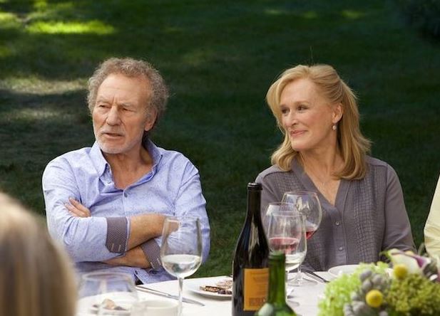 Glenn Close e Patrick Stewart nel primo trailer della commedia ‘The Wilde Wedding’