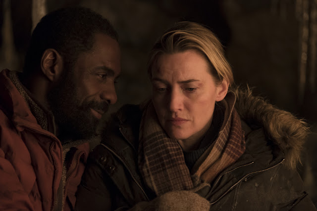 Il domani tra di noi – La recensione del film sentimentale con Kate Winslet e Idris Elba