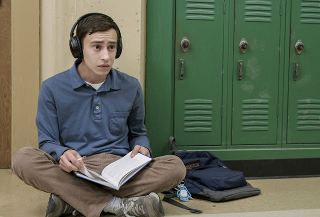 Jennifer Jason Leigh nel trailer di ‘Atypical’, sit-com di Netflix dedicata al tema dell’autismo