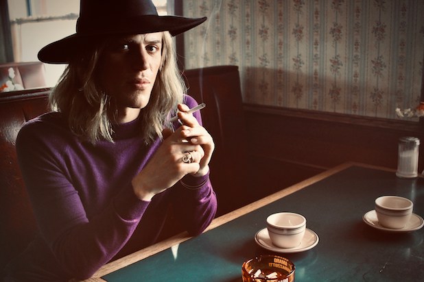 Johnny Flynn è un giovane David Bowie nella prima immagine del biopic ‘Stardust’