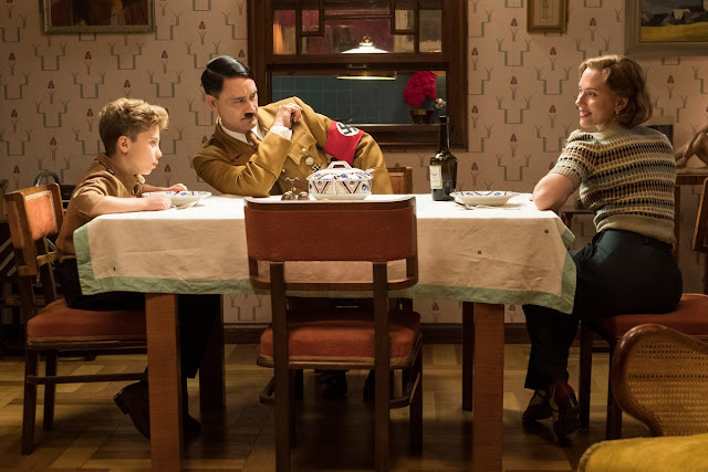‘Jojo Rabbit’, Taika Waititi è Adolf Hitler nella prima immagine del film