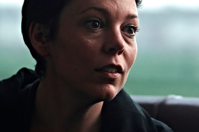 ‘La figlia oscura’: Olivia Colman protagonista dell’adattamento del romanzo di Elena Ferrante diretto da Maggie Gyllenhaal