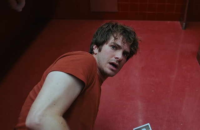 Nuovo trailer per ‘Under the Silver Lake’: Andrew Garfield nel noir a lungo rimandato del regista di ‘It Follows’