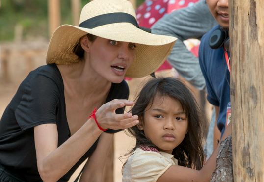 ‘Per primo hanno ucciso mio padre’: il film di Angelina Jolie rappresenterà la Cambogia agli Oscar 2018