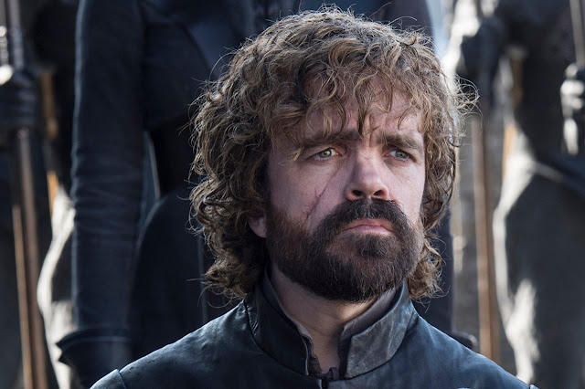 Peter Dinklage e Jamie Dornan nel film HBO ‘My Dinner with Hervé’