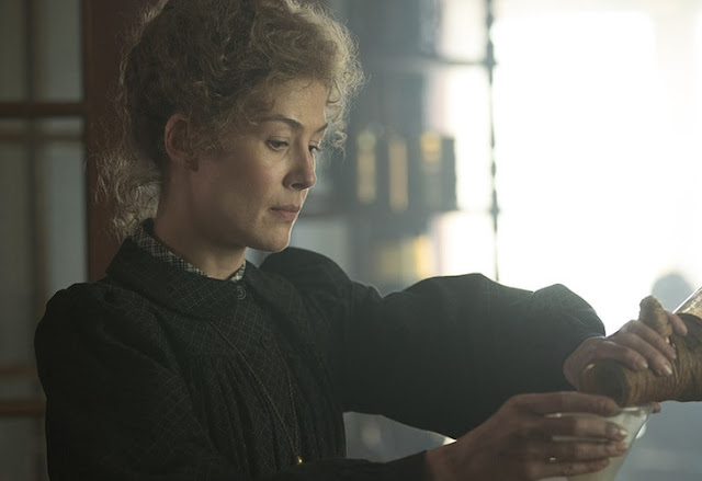 Primo trailer per ‘Radioactive’: Rosamund Pike nei panni di Marie Curie