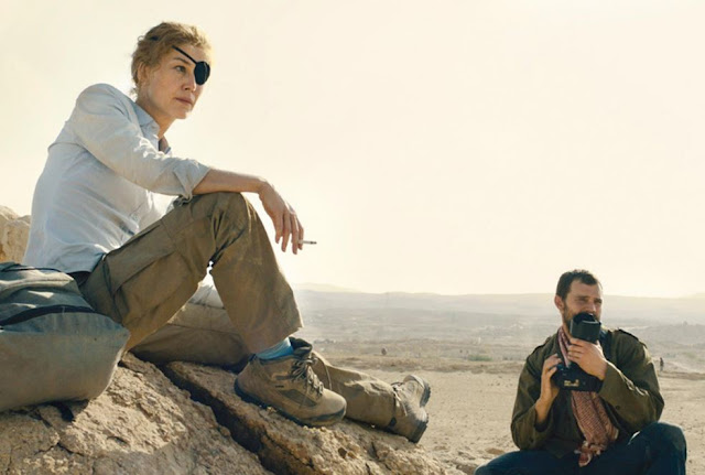 Rosamund Pike è Marie Colvin nella prima immagine di ‘A Private War’