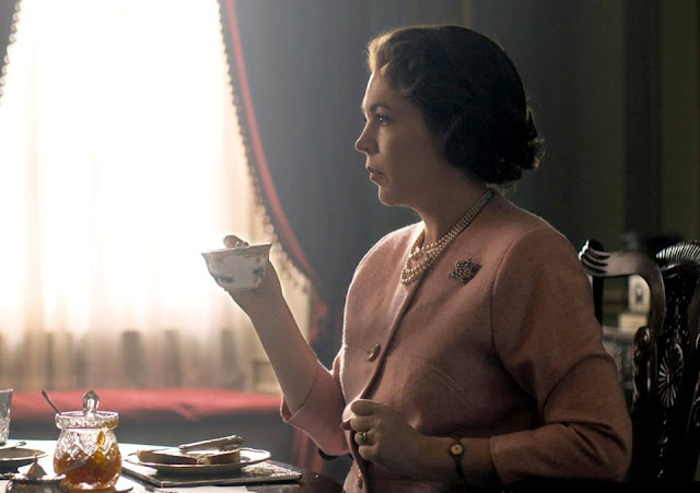 ‘The Crown’, ecco Olivia Colman nei panni di Elisabetta II