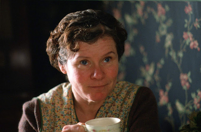 ‘The Crown’: Imelda Staunton sarà la regina Elisabetta II nella quinta e ultima stagione della serie Netflix