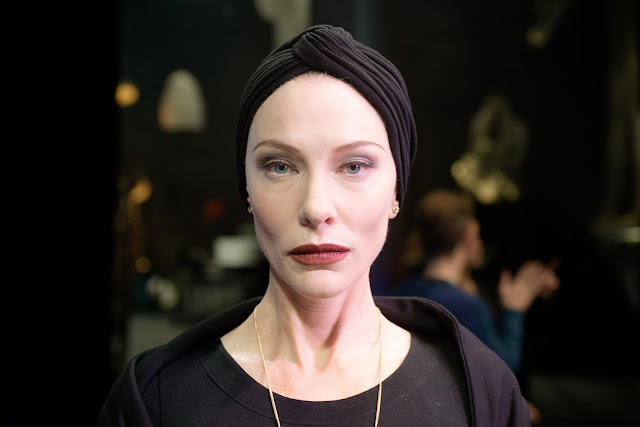 VIDEO: Cate Blanchett spunta a sorpresa in un drag show e canta “Hello” di Adele in lip-sync